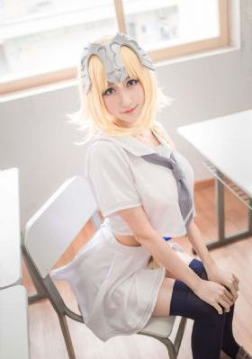 隔着衣服轻揉她的胸